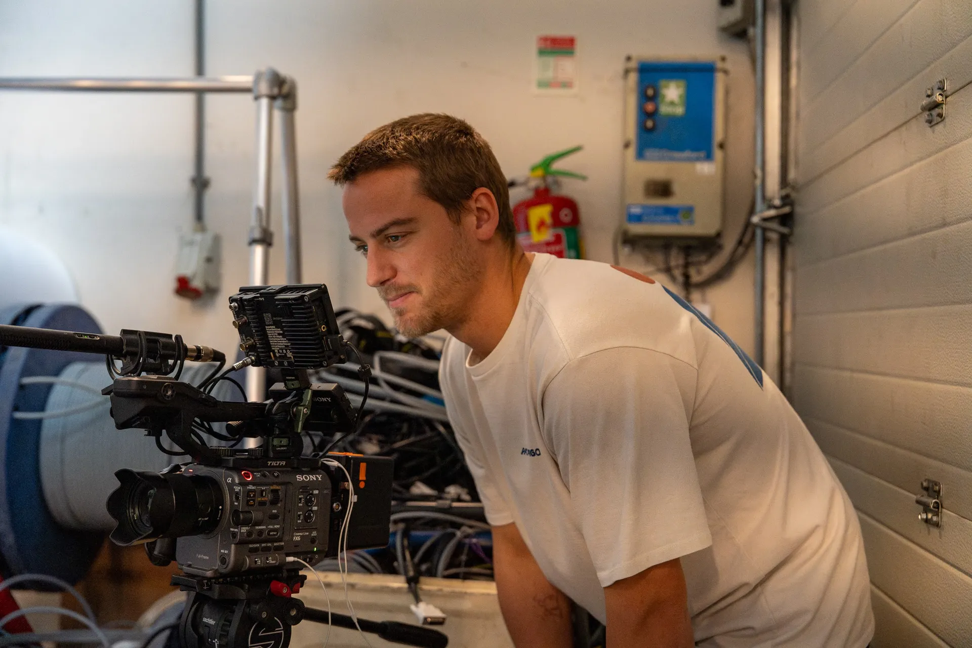 Cameraman met cinema camera