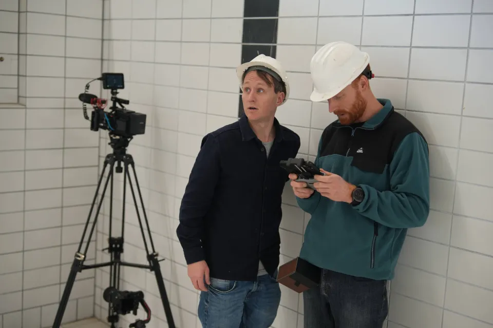 Twee crew members overleggen op set