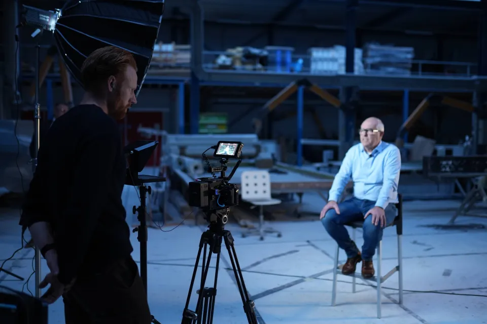Interview setup in industriële hal