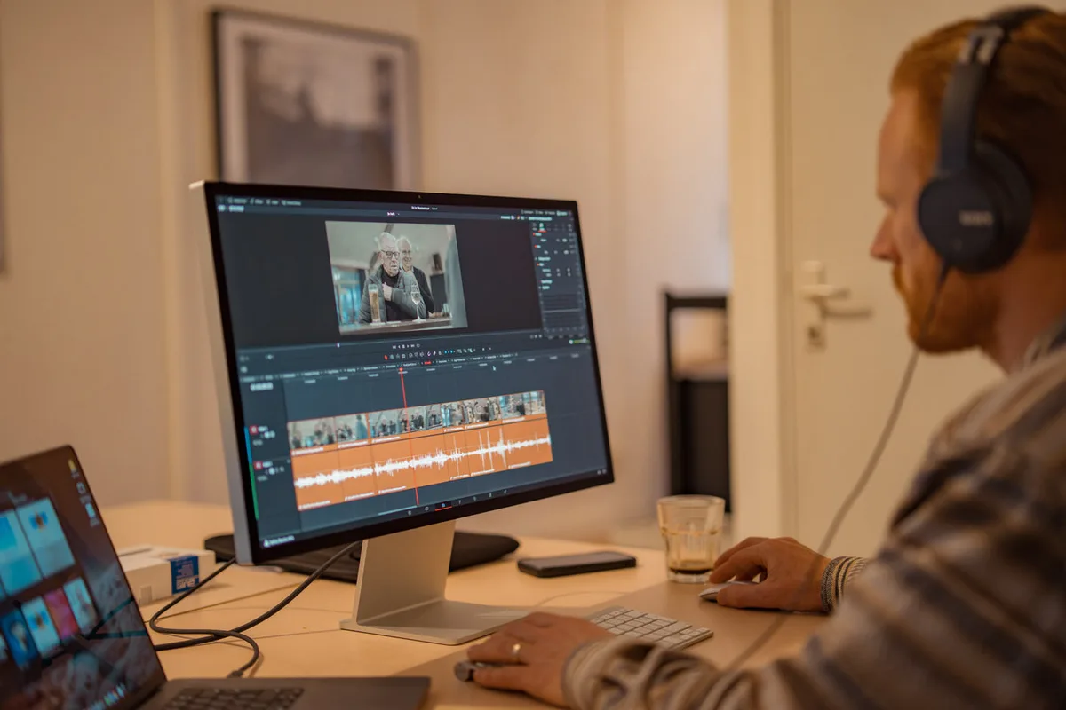Video editor met koptelefoon