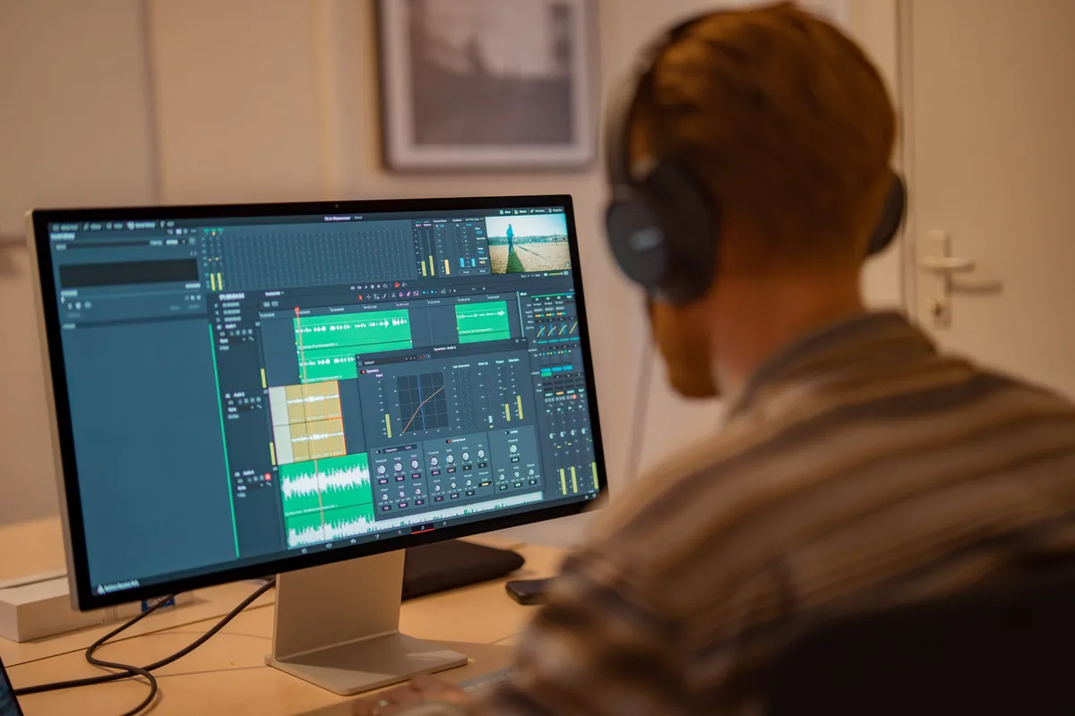 Sound designer aan het mixen