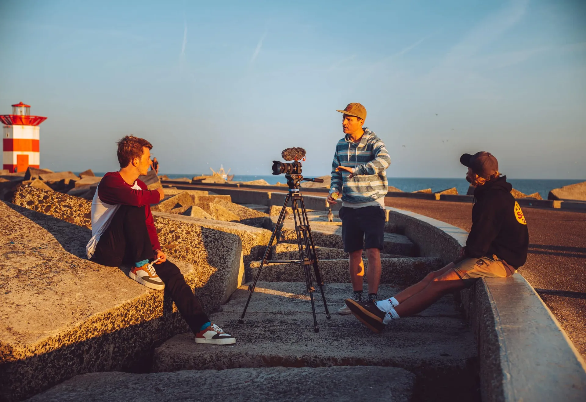 Film crew op locatie bij vuurtoren