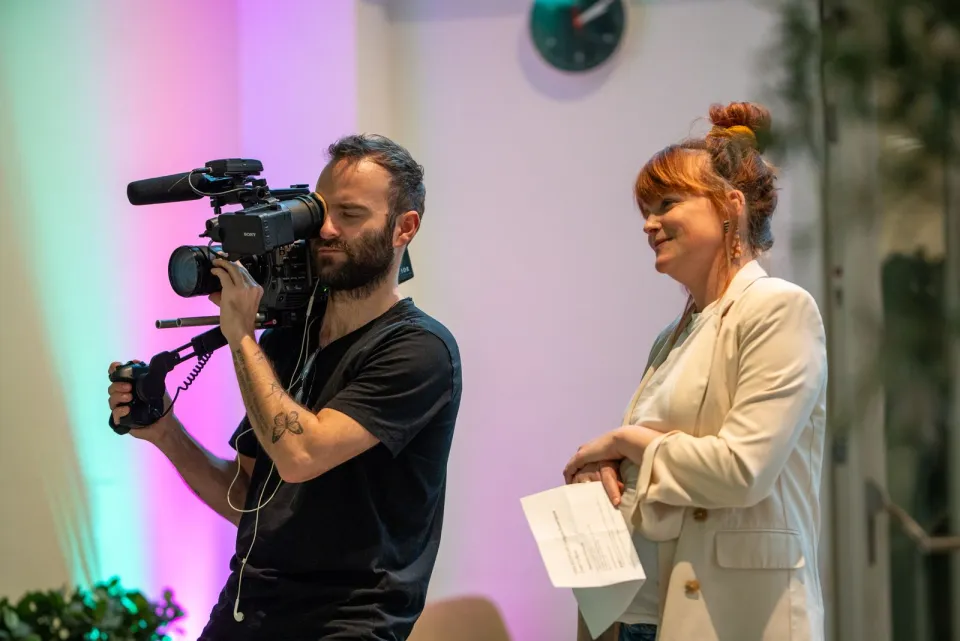 Cameraman en presentator op event