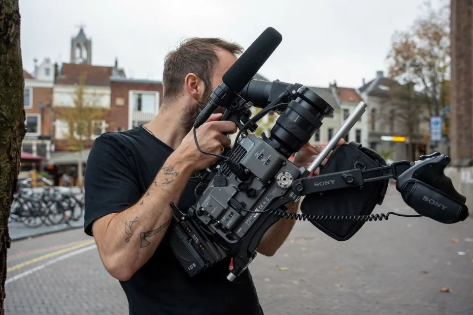 Cameraman op locatie in de stad