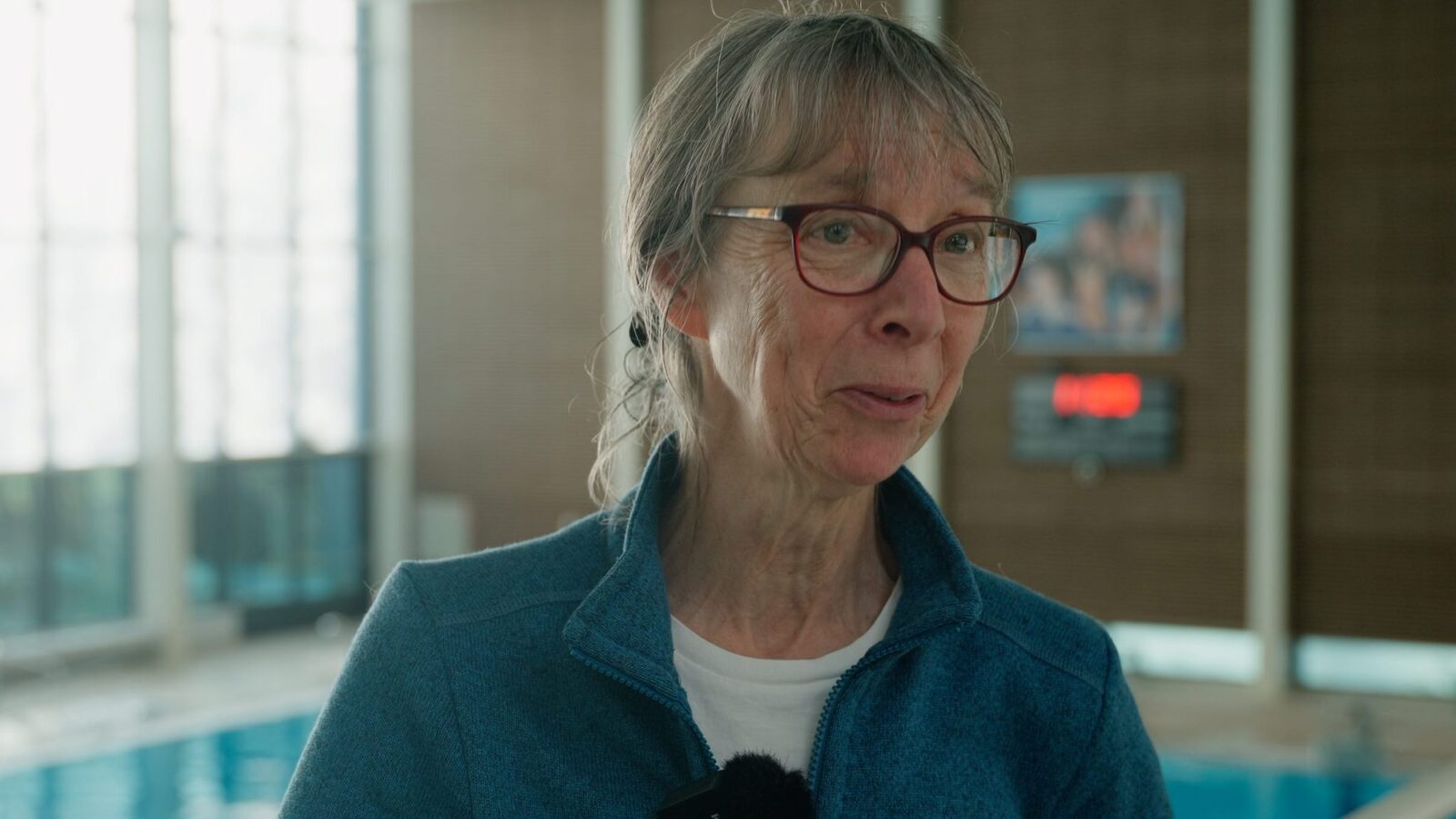 Fit in Wassenaar mini-docu: interview-still bij zwembad