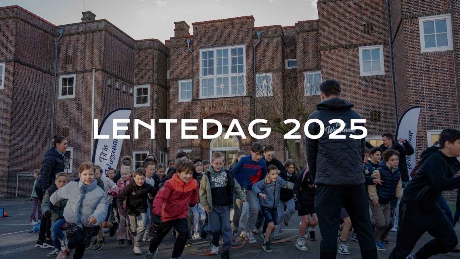 Lentedag 2025 aftermovie: still met titelkaart en kinderen die starten
