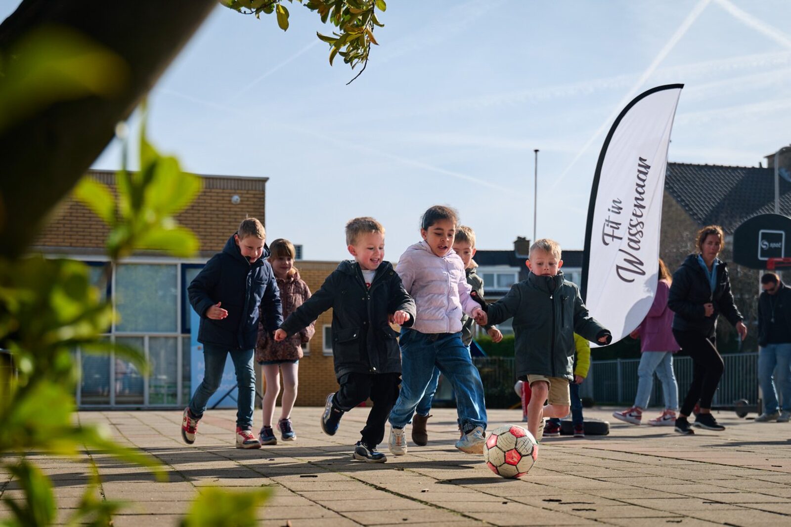 Eerste Lentedag Wassenaar 2026: kinderen met stappentellers tijdens de estafette