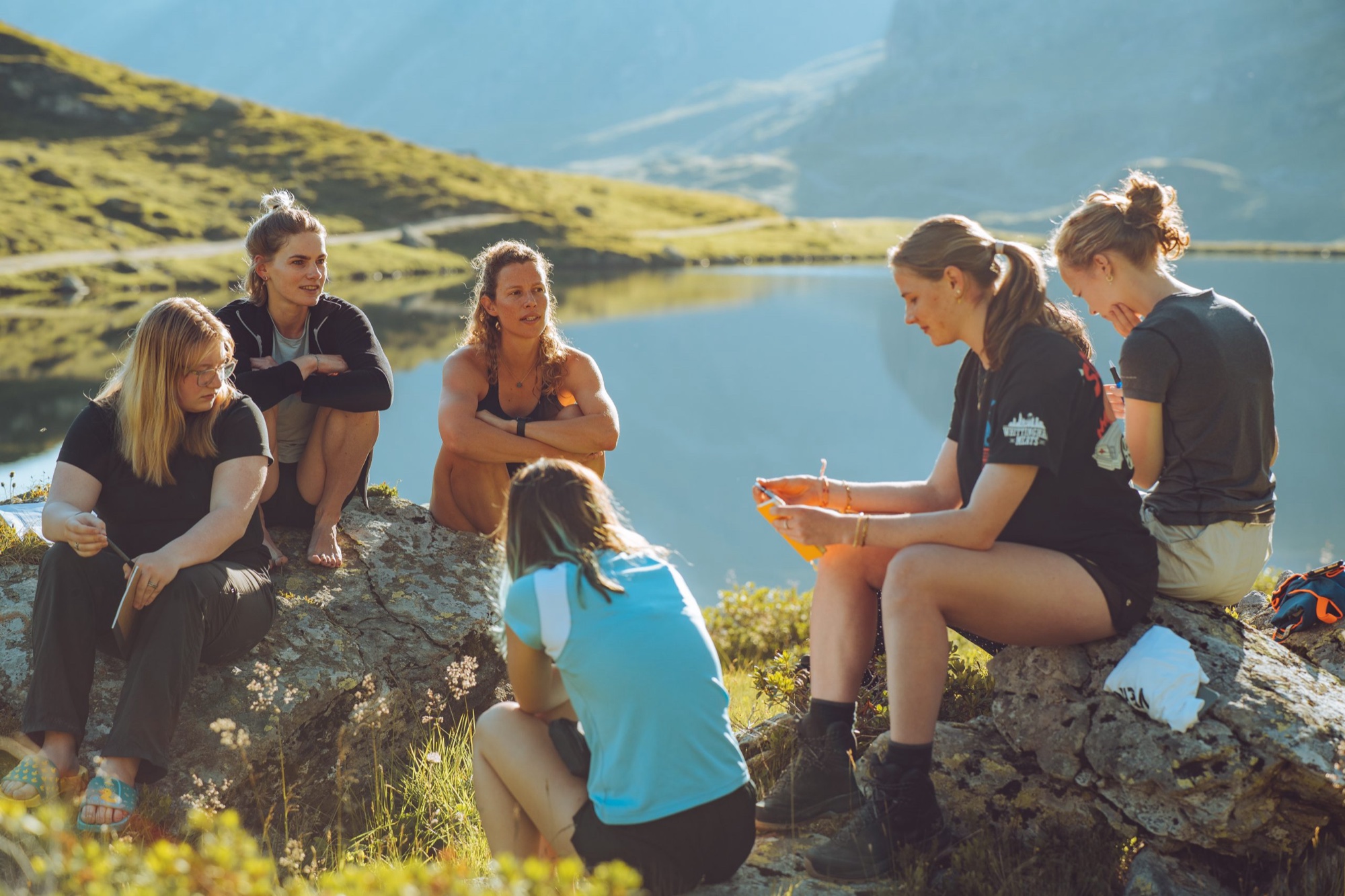 Outdoor Therapie: groepssessie bij bergmeer in de Alpen