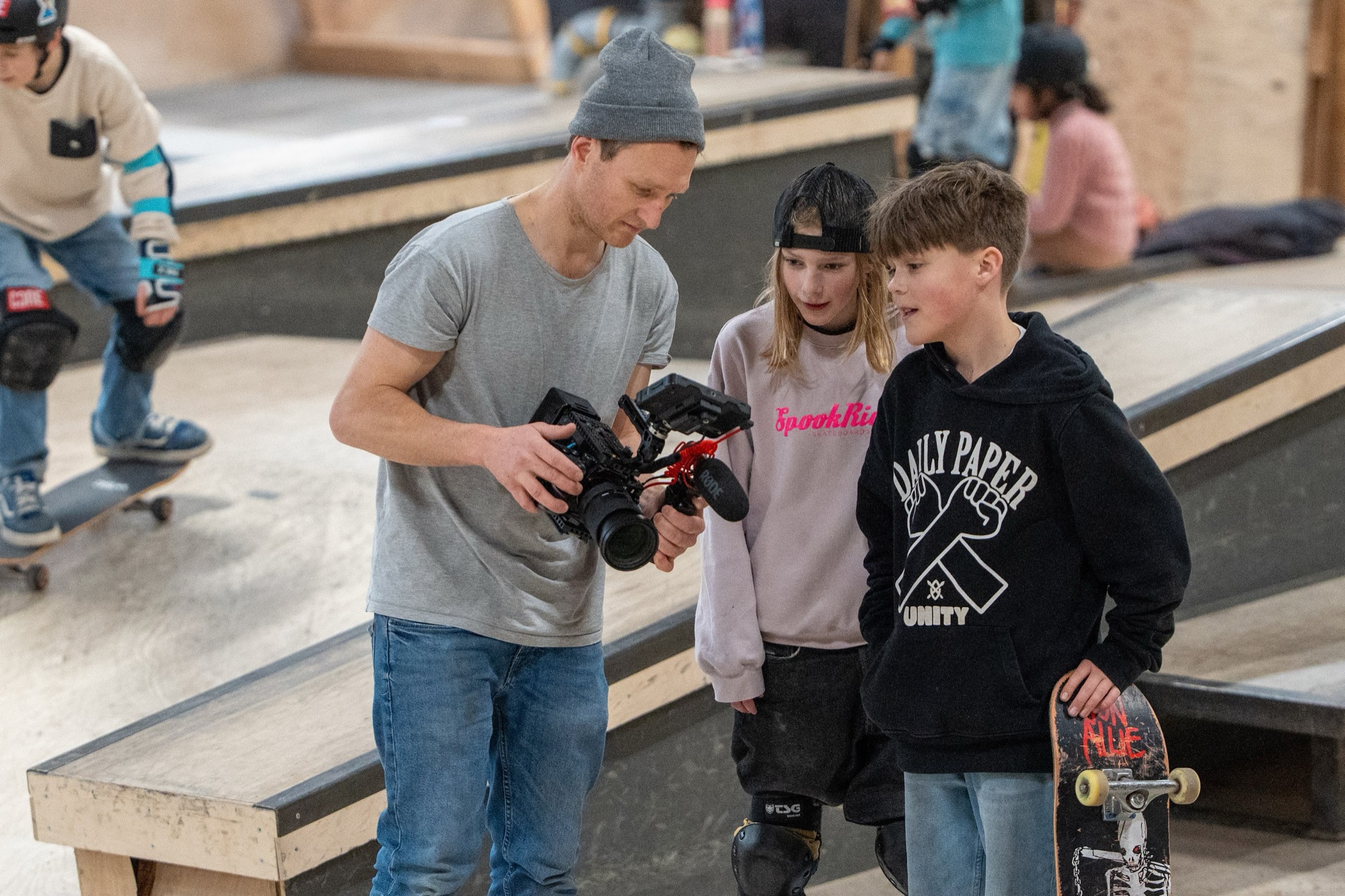 Filmmaker laat kinderen de opnames zien